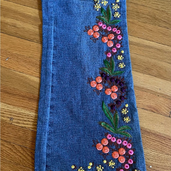 ***Sale*** 🌻 EUC Cache Embroidered Flare Leg Jeans. Originally $50 - Picture 3 of 3